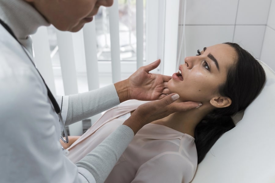 L’intervento di adenoidectomia o adenotonsillectomia nel bambino deve sempre essere praticato in anestesia generale con intubazione orotracheale. L’intervento chirurgico di tonsillectomia può essere effettuato in regime di one day surgery e l’adenoidectomia in day surgery senza pernottamento. In questa foto, un medico controlla le tonsille a una paziente.