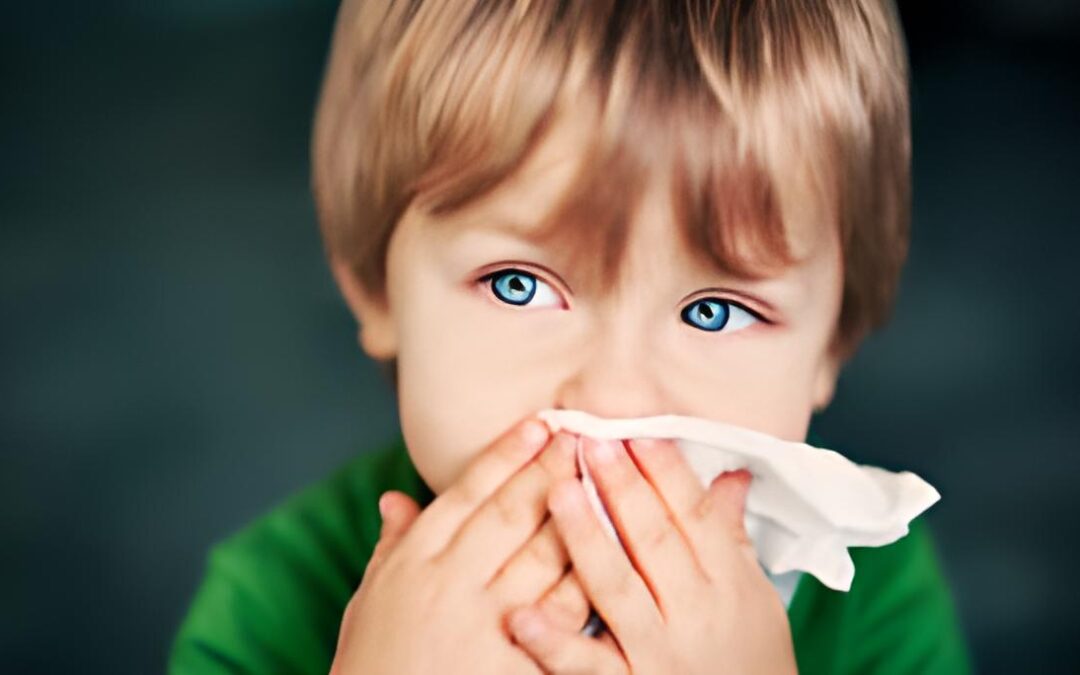 Il naso è la via principale di entrata dell’aria, e la sua pulizia, specie nei bambini, è importante per prevenire malattie da raffreddamento. Nella foto, un bambino che si soffia il naso.