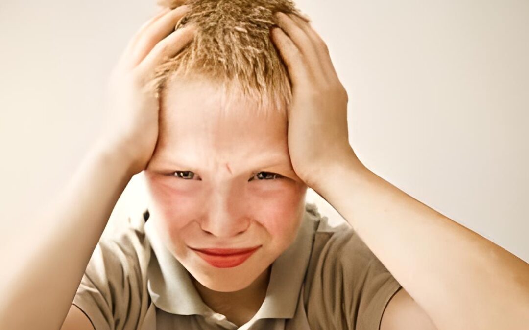 Sono molte le cause di cefalea nel bambino: vediamo le più comuni. La maggior parte delle cefalee in età pediatrica sono da classificare come cefalee primarie. Nella foto, un bambino tormentato dal mal di testa.