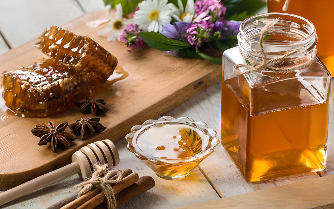 In caso di tosse e mal di gola, il miele è tra i rimedi migliori (soprattutto all'eucalipto). Lo conferma uno studio dell’Università di Tel Aviv. Nella foto, vediamo del miele sistemato sulla tavola.