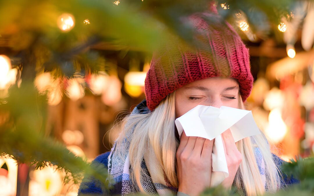 Generalmente virus come il raffreddore prosperano meglio a temperature inferiori a 37 gradi, dato che sono proprio queste basse temperature a rendere più lenta e meno efficiente la risposta delle nostre difese immunitarie. Nella foto, una donna che si soffia il naso.