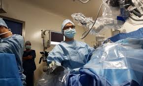 In casi gravi di otite, si rende necessaria la chirurgia dell'orecchio medio. Nella foto, una sapa operatoria, con un medico che si prepara per un intervento chirurgico.