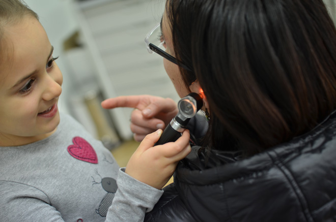 L’intervento di adenotonsillectomia è consigliabile nei bambini con segni clinici di apnea ostruttiva di grado “significativo”. Nella valutazione della gravità dell’ostruzione respiratoria notturna può essere utile ricorrere ad un esame polisonnografico in sonno spontaneo. Nalla foto, la visita dall'otorino di un bambino.