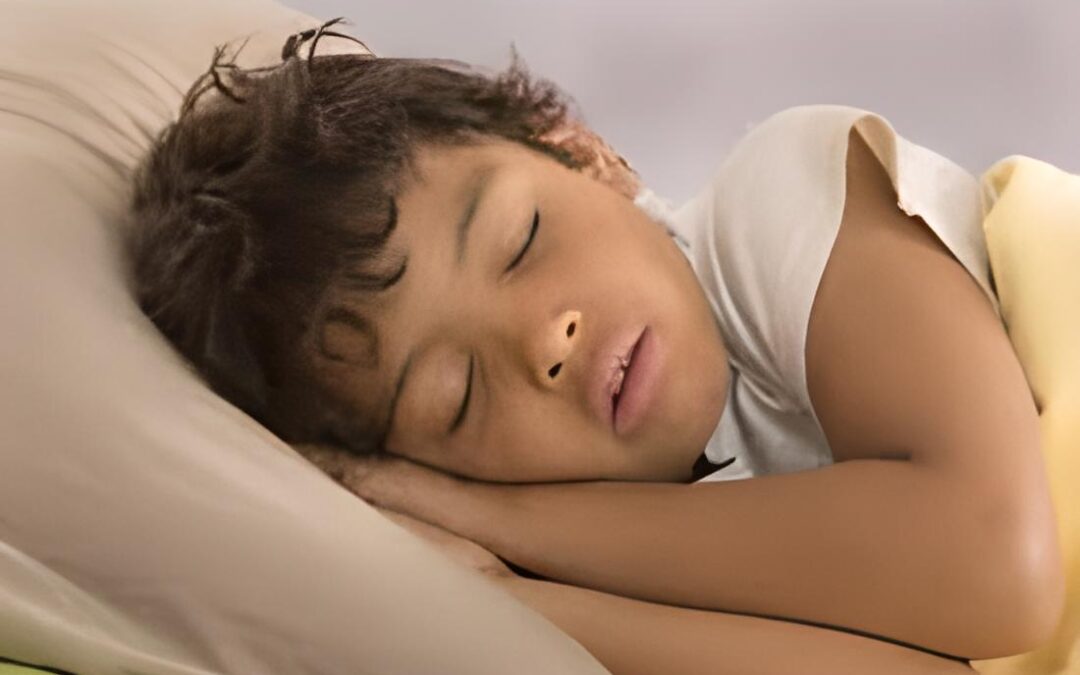 Quanto è diffusa l'ostruzione respiratoria notturna nel bambino? I disturbi respiratori nel sonno in età pediatrica comprendono diversi quadri clinici, a seconda dell'indice di gravità. Nella foto, un bambino che fatica a dormire a causa del russamento.