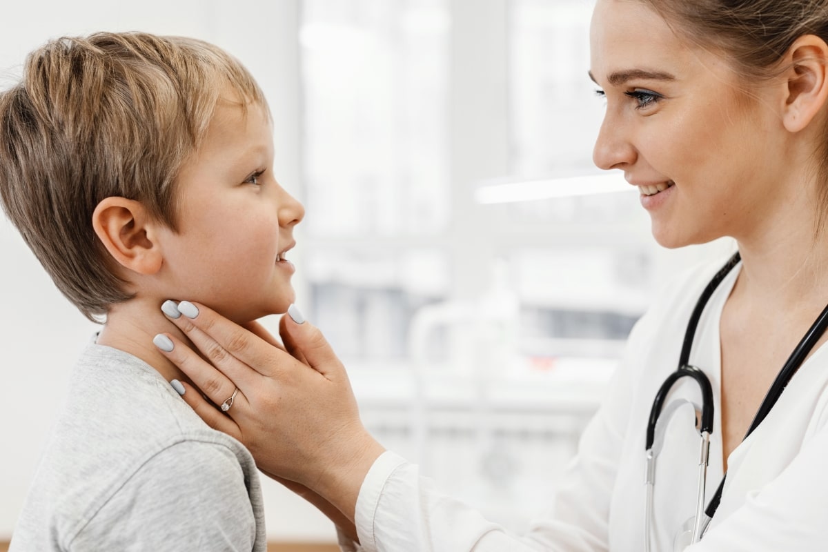 Visita-medica-collo-bambino